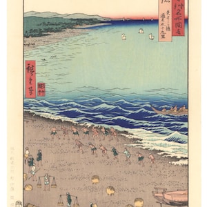 Puede incluir: Grabado en madera japonés que representa una escena costera con figuras tirando de una cuerda, probablemente una red de pesca. La obra de arte presenta una playa, olas del océano, barcos y texto en japonés. La paleta de colores incluye azules, verdes y tonos tierra.