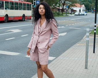 Classic linen shorts for women, Women's pleated linen shorts with belt, Elegant wide-leg shorts with side pockets, Pleated bermuda shorts