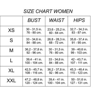 K&ouml;nnte beinhalten: Eine Gr&ouml;&szlig;entabelle f&uuml;r Damen mit Ma&szlig;en in Zoll und Zentimetern. Die Tabelle enth&auml;lt Brust-, Taillen- und H&uuml;ftma&szlig;e f&uuml;r die Gr&ouml;&szlig;en XS bis XXL. Der Text "SIZE CHART WOMEN" steht oben.