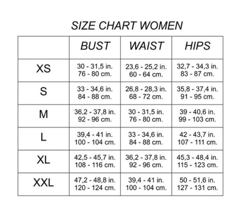 K&ouml;nnte beinhalten: Eine Gr&ouml;&szlig;entabelle f&uuml;r Damen mit Ma&szlig;en in Zoll und Zentimetern. Die Tabelle enth&auml;lt Brust-, Taillen- und H&uuml;ftma&szlig;e f&uuml;r die Gr&ouml;&szlig;en XS bis XXL. Der Text "SIZE CHART WOMEN" steht oben.