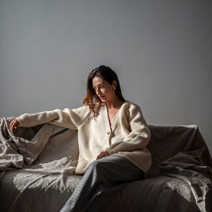 Timeless oversized women's sweater for fall and winter outfits. The raglan sleeves and minimalist style is ideal for effortless styling.