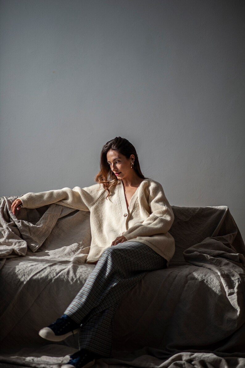 Timeless oversized women's sweater for fall and winter outfits. The raglan sleeves and minimalist style is ideal for effortless styling.