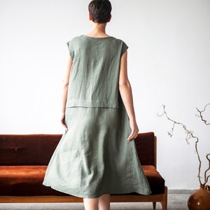 Flowy linen dress with wide shoulder and a calf-length hemline