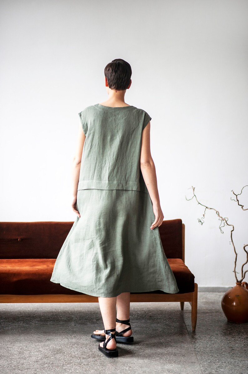 Flowy linen dress with wide shoulder and a calf-length hemline