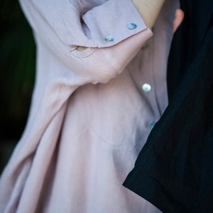 Linen dress with 3/4 sleeves boasting buttoned cuffs