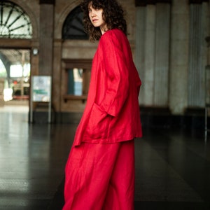 Relaxed fitting linen blazer featuring spacious front pockets and wide-leg pants