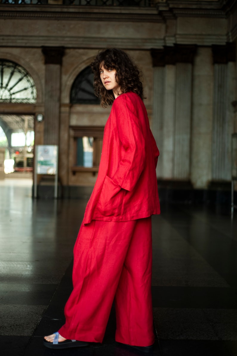 Relaxed fitting linen blazer featuring spacious front pockets and wide-leg pants
