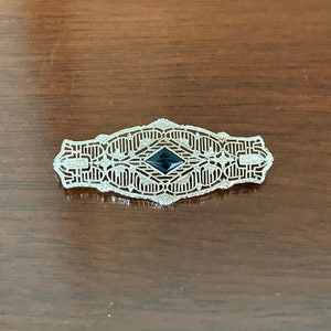 Art Deco White Gold Filigree Pin with Synthetic Blue Sapphire