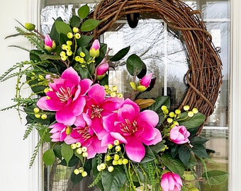 Couronne de magnolia rose vif de printemps ou d'automne avec boutons de pommette jaune, vignes et mélange d'eucalyptus pour le chalet de la ferme de la porte d'entrée