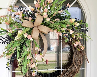 Couronne printemps-été Couronne d'automne tous les jours Fleurs roses et baies avec ruban pied-de-poule ou toile de jute Bienvenue à la porte d'entrée de la ferme tous les jours