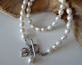 Collier ras de cou en perles blanches avec fermoir rond devant, perle d'eau douce naturelle, fermoir et coeur en acier inoxydable