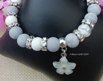 Bracelet gris blanc en perles femme avec pendentif breloque fleur et intercalaires à strass / Pierre naturelle, longueur personnalisée