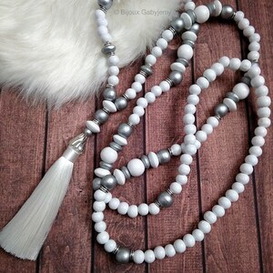 Long Collier-Sautoir en perles bois au style mala avec pompon, mode Bohème-chic, Hippie-Chic pour femme White