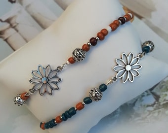 bracelets cheville / chaine de cheville / chevillere en perles, boheme, couleur bleu ou marron grosse fleur centrale, petites perles