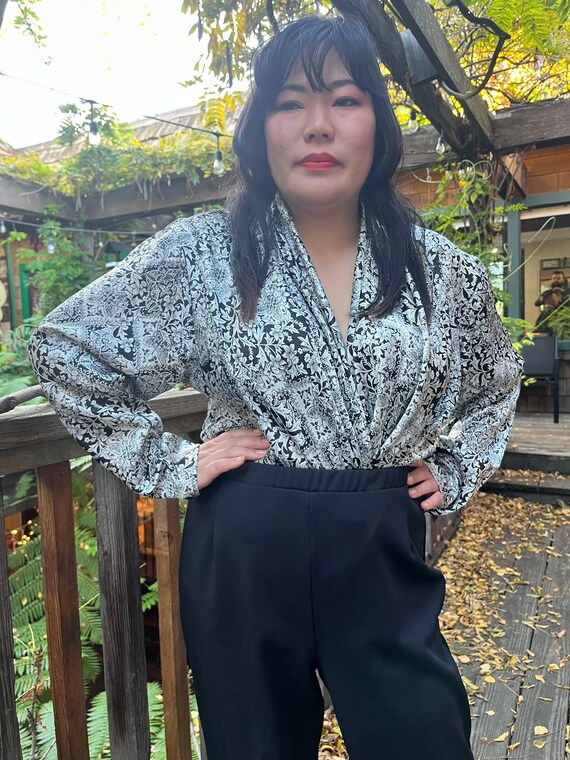 Vintage 1990s Black & White Floral Blouse // Deep… - image 2