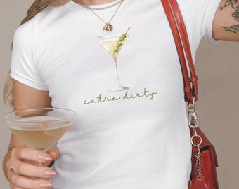 Camiseta para bebé con diseño de martini Extra Dirty Olive, estilo años 90, Y2K, camiseta coqueta con diseño de martini, camiseta con gráfico de cóctel, regalo para amantes del martini, ropa estética para mujer