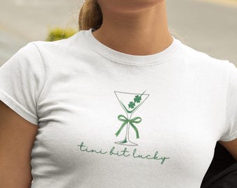 Camiseta para bebé con vaso de martini de la suerte, camiseta irlandesa coqueta, camiseta del día de San Patricio, Tini Bit Lucky, camiseta de moda con el síndrome de la chica afortunada para mujer