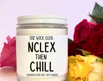Puede incluir: Vela de soja blanca con una etiqueta negra que dice "The Wick Club NCLEX Then Chill Handcrafted 8 oz. Soy Candle".