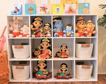 MODI TOYS - オムニ バンドル マントラを歌うラクシュミ、ドゥルガー デーヴィ、サラスワティ デーヴィ、ベビー ガネーシャ、ベビー ハヌマーン、ベビー クリシュナのぬいぐるみと 6 冊の本