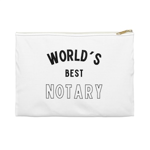 Puede incluir: Bolsa blanca con cremallera con el texto "WORLD'S BEST NOTARY" en negro.