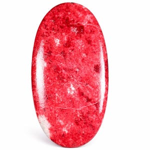 Grand cabochon en thulite : pierre précieuse africaine naturelle (69 x 56 x 5 mm, 139 cts)