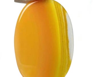 Pode incluir: Uma pedra de ágata lisa de forma oval com um degradado de cor amarela e laranja. A pedra tem listras brancas que a atravessam.