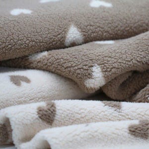 Tessuto in pile Sherpa Teddy Sherpa Teddy con cuori in diversi colori da 0,5 m