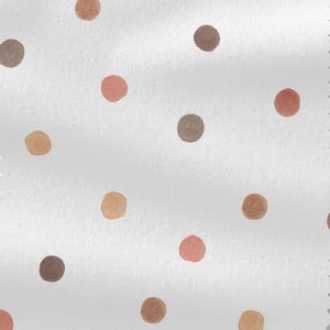 Könnte beinhalten: Weißer Stoff mit einem sich wiederholenden Muster aus Aquarell-Punkten in Braun-, Beige- und Pfirsichtönen. Die Punkte sind gleichmäßig verteilt und erzeugen ein verspieltes Design. Ideal für Textilien.