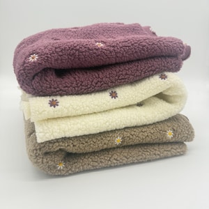 Fleece Sherpa Teddy Stoff Sherpa bestickt mit Gänseblümchen in verschiedenen Farben ab 0,5m