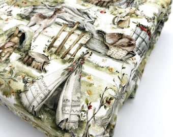 Peut inclure: Tissu blanc avec un imprimé d'animaux de la forêt comprenant des cerfs, des lapins, des écureuils et des oiseaux. Le tissu a un design aquarelle vert et brun sur fond blanc.