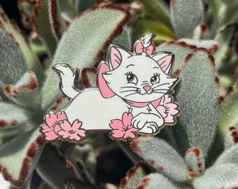 Emaille Pin - Marie - Sakura Freunde - Süße Kawaii Pins - @Magicalstudioco