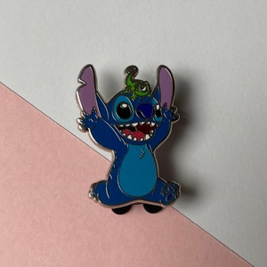 Pin de esmalte - Stitch e Pascal - Stitch e seus amiguinhos - Pins Kawaii - @Magicalstudioco
