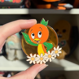 Spilla smaltata - Uccello arancione - Amici dei fiori - Spilla trasparente - Spille kawaii - @Magicalstudioco