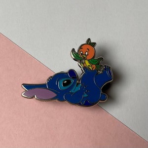 Pin esmaltado - Stitch y el pájaro naranja - Stitch y sus amiguitos - Pines Kawaii - @Magicalstudioco