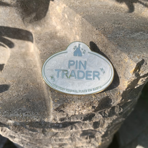 Emaille pin - Naamkaartjepin Trader - Disney-naamplaatje - Leuke spelden - @magicalstudioco