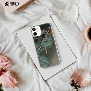 Pode incluir: Capa de telefone transparente com uma pintura de Degas de uma bailarina em um tutu verde. A capa tem uma borda transparente e est&aacute; colocada em uma superf&iacute;cie branca. A marca "Frosty Covers" &eacute; vis&iacute;vel em uma caixa no fundo.