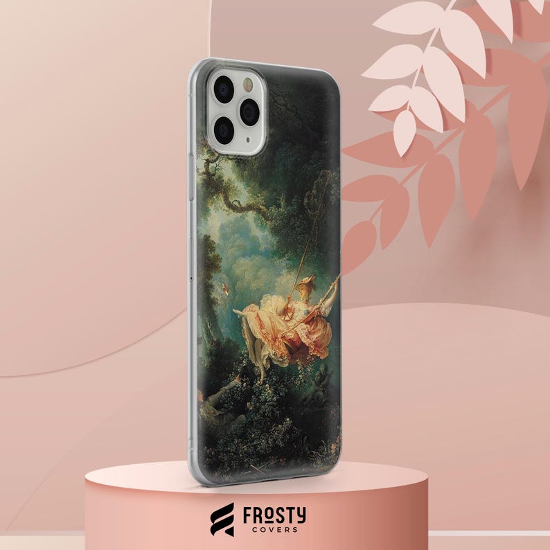 Pode incluir: Capa de telefone com uma pintura cl&aacute;ssica de uma mulher num baloi&ccedil;o numa floresta. A capa tem uma borda transparente e est&aacute; sobre um suporte rosa. O logotipo da Frosty Covers est&aacute; na parte inferior.