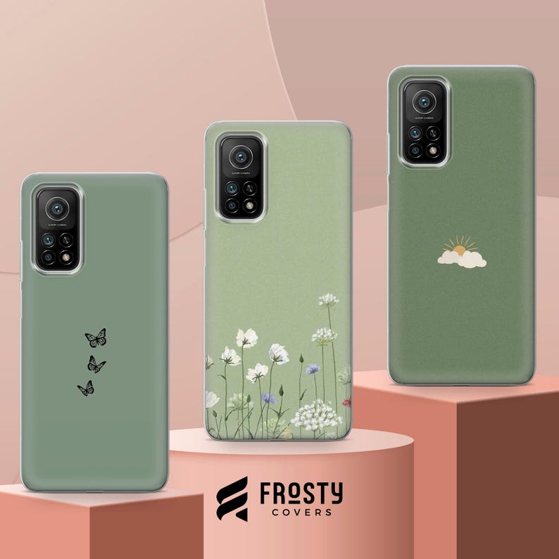 K&ouml;nnte beinhalten: Drei gr&uuml;ne Handyh&uuml;llen mit verschiedenen Designs. Die erste H&uuml;lle hat ein Schmetterlingsdesign, die zweite H&uuml;lle hat ein Blumendesign und die dritte H&uuml;lle hat ein Sonnen- und Wolken-Design. Die H&uuml;llen sind alle aus einem weichen, flexiblen Material gefertigt und haben eine matte Oberfl&auml;che.
