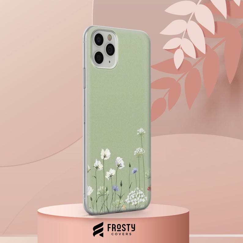 K&ouml;nnte beinhalten: Eine gr&uuml;ne Handyh&uuml;lle mit Blumenmuster. Die H&uuml;lle hat einen wei&szlig;en Hintergrund mit kleinen wei&szlig;en Blumen und gr&uuml;nen Bl&auml;ttern. Die Handyh&uuml;lle ist f&uuml;r ein iPhone 11 Pro.