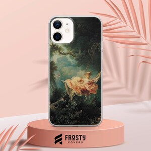 Pode incluir: Uma capa de telefone transparente com uma pintura cl&aacute;ssica de uma mulher num baloi&ccedil;o numa floresta. A obra de arte apresenta uma mulher num vestido esvoa&ccedil;ante, com um fundo rosa claro. A capa &eacute; exibida num pedestal rosa com o log&oacute;tipo "Frosty Covers".
