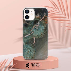 Pode incluir: Capa de telefone transparente com uma pintura de Degas de uma bailarina em um tutu verde. A obra de arte retrata uma bailarina com o bra&ccedil;o levantado, rodeada por outras bailarinas. A capa tem o logotipo "Frosty Covers".