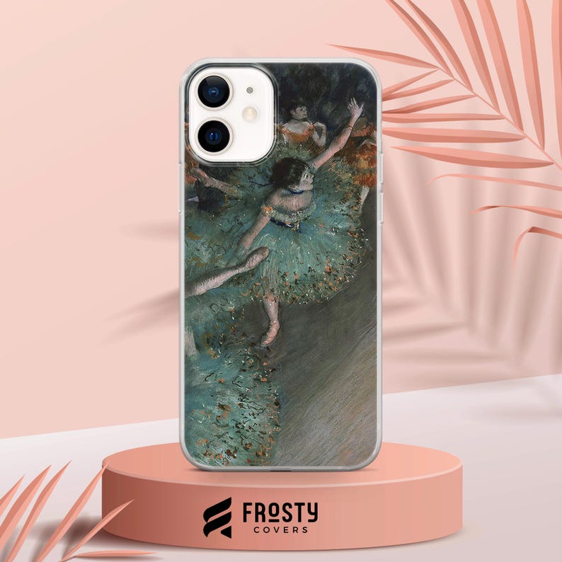 Pode incluir: Capa de telefone transparente com uma pintura de Degas de uma bailarina em um tutu verde. A obra de arte retrata uma bailarina com o bra&ccedil;o levantado, rodeada por outras bailarinas. A capa tem o logotipo "Frosty Covers".