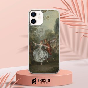 Pode incluir: Uma capa de telefone transparente com uma pintura cl&aacute;ssica de um casal dan&ccedil;ando em um jardim. A obra de arte retrata uma mulher em um vestido branco e um homem em um casaco vermelho. A capa est&aacute; em um pedestal rosa com o logotipo Frosty Covers.