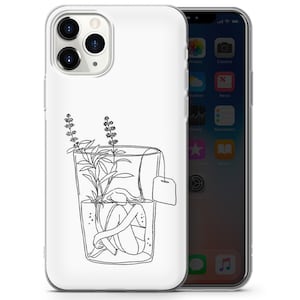 Puede incluir: Una funda de tel&eacute;fono blanca con un dibujo de l&iacute;nea negra de una persona sentada en un vaso de t&eacute; con una bolsita de t&eacute;. La persona est&aacute; rodeada de hierbas y flores.