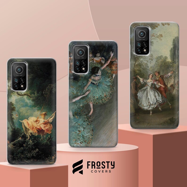 Pode incluir: Tr&ecirc;s capas de telem&oacute;vel com estampas de arte cl&aacute;ssica. Uma capa apresenta uma mulher num baloi&ccedil;o, outra uma bailarina e a terceira um casal a dan&ccedil;ar. As capas t&ecirc;m um m&oacute;dulo de c&acirc;mara preto e o log&oacute;tipo "Frosty Covers".