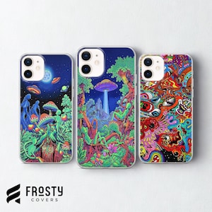 Könnte beinhalten: Drei Handyhüllen mit lebendigen, psychedelischen Illustrationen. Die linke Hülle zeigt Außerirdische und Pilze unter einem Mondhimmel. Die mittlere Hülle zeigt ein UFO, das Licht in einen Wald mit außerirdischen Figuren strahlt. Die rechte Hülle zeigt ein komplexes, buntes abstraktes Muster.
