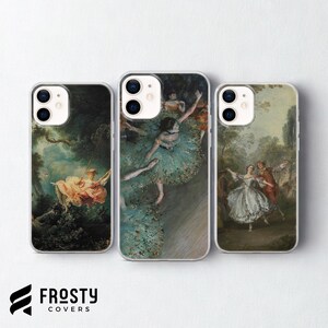Pode incluir: Tr&ecirc;s capas de telem&oacute;vel com estampas de arte cl&aacute;ssica. As capas apresentam pinturas de uma bailarina, um casal a dan&ccedil;ar e uma mulher num baloi&ccedil;o. As capas s&atilde;o transparentes com uma borda branca. A marca "Frosty Covers" est&aacute; na parte inferior.
