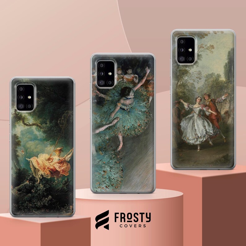 Pode incluir: Tr&ecirc;s capas de telefone com estampas art&iacute;sticas. As capas apresentam pinturas cl&aacute;ssicas: uma mulher em um balan&ccedil;o, uma bailarina em um tutu verde e um casal dan&ccedil;ando. As capas s&atilde;o exibidas em uma superf&iacute;cie rosa com o logotipo "Frosty Covers".