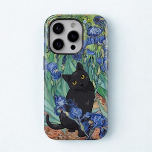 Può includere: Custodia per telefono con un gatto nero dagli occhi gialli, sullo sfondo di iris blu e fogliame verde, in stile pittorico. La custodia ha una finitura lucida e un ritaglio per la fotocamera.