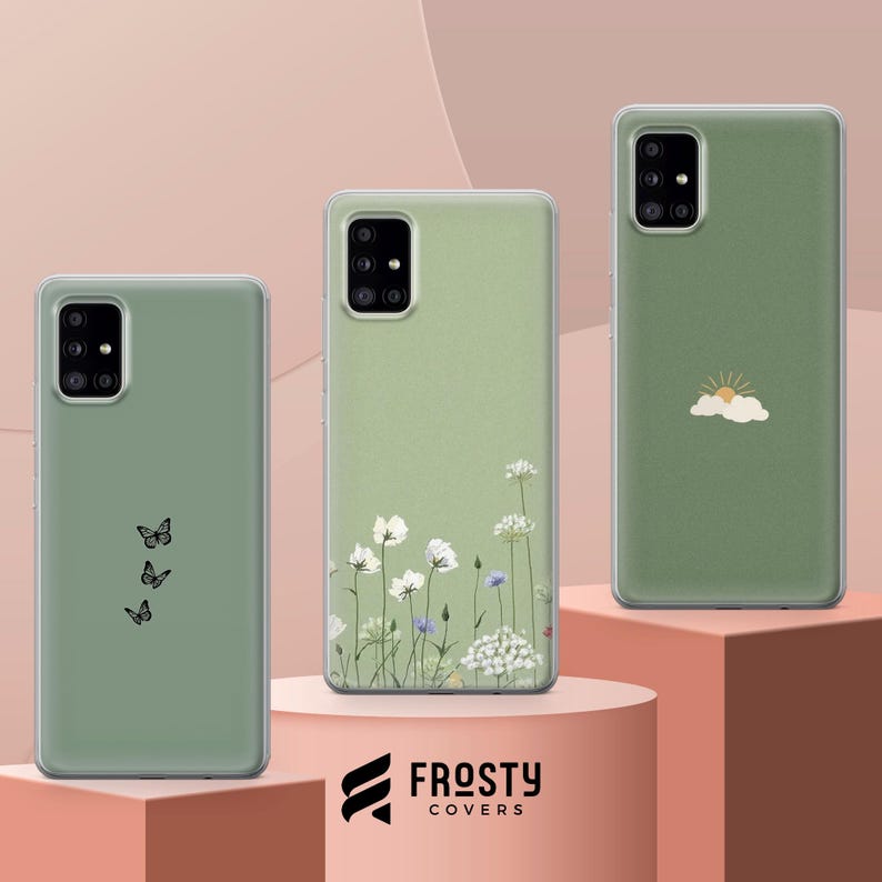 K&ouml;nnte beinhalten: Drei Handyh&uuml;llen mit verschiedenen Designs. Die erste H&uuml;lle hat einen gr&uuml;nen Hintergrund mit einem wei&szlig;en Blumenmuster. Die zweite H&uuml;lle hat einen gr&uuml;nen Hintergrund mit einem Schmetterlingsmuster. Die dritte H&uuml;lle hat einen gr&uuml;nen Hintergrund mit einem Sonnen- und Wolkenmuster. Alle H&uuml;llen haben eine transparente Plastikr&uuml;ckseite und einen schwarzen Kameraausschnitt.